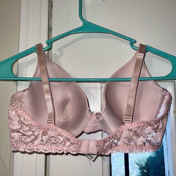 MaidenForm Baby Pink Laced Lined Bra. Size 36D, great condition. Loosely worn. - Picture 4 of 9